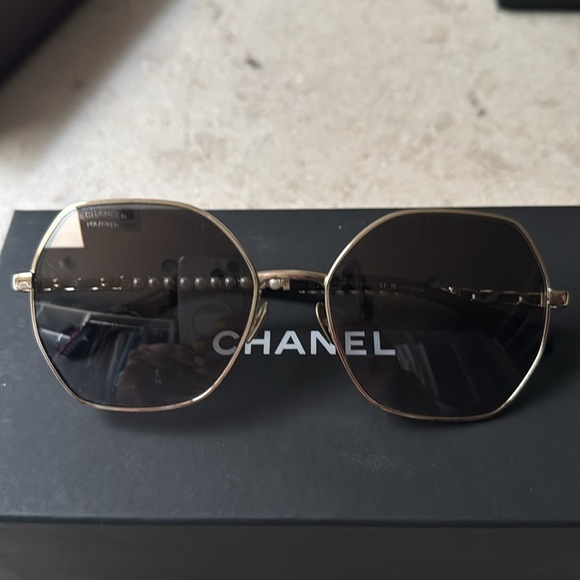 Chanel sunglasses CH4281. Wire frame pearls and leather - Picture 2 of 4